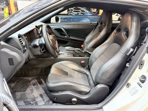 Used 2015 Nissan GT-R Premium image 11