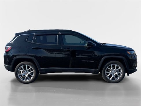Used 2022 Jeep Compass Latitude image 3