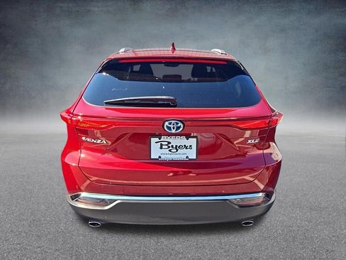 Used 2023 Toyota Venza XLE AWD/4WD image 7