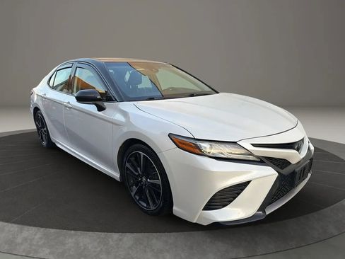 Used 2019 Toyota Camry XSE image 3