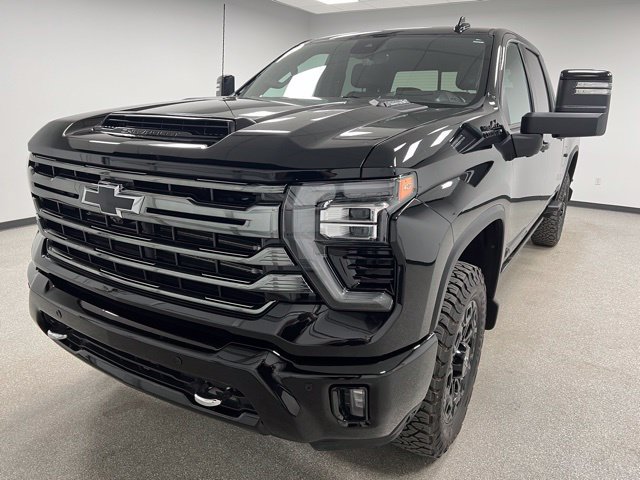 Used 2024 Chevrolet Silverado 3500 High Country w/ Technology Package AWD/4WD image 4