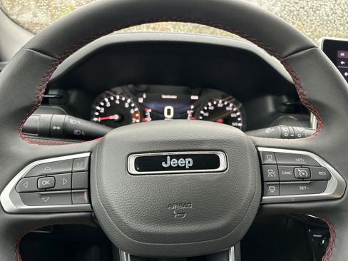 Used 2025 Jeep Compass Trailhawk image 27