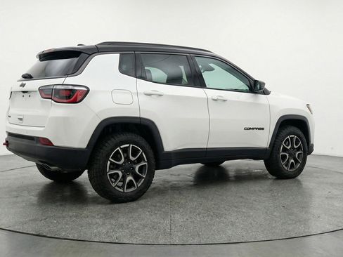 Used 2025 Jeep Compass Trailhawk AWD/4WD image 9