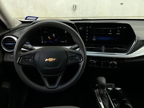 Used 2025 Chevrolet Trax LT image 13