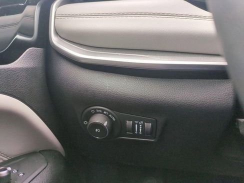 Used 2025 Jeep Compass Limited image 17