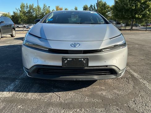 Used 2025 Toyota Prius LE FWD image 3