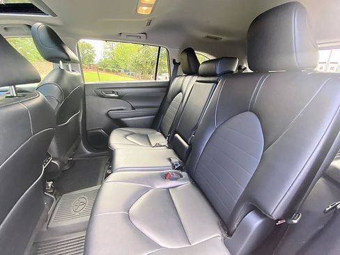 Used 2025 Toyota Highlander XLE FWD image 14