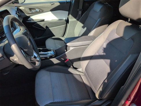 Used 2025 Chevrolet Trax LT w/ LT Convenience Package image 14