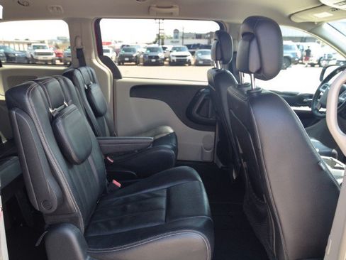 Used 2013 Chrysler Town & Country Touring FWD image 30