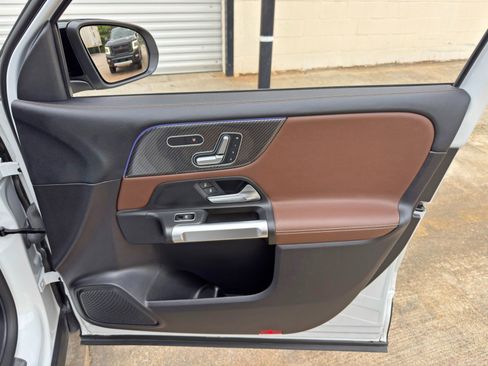 Used 2021 Mercedes-Benz GLB 250 w/ AMG Line image 43