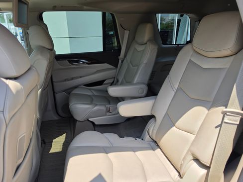 Used 2015 Cadillac Escalade Luxury AWD/4WD image 13