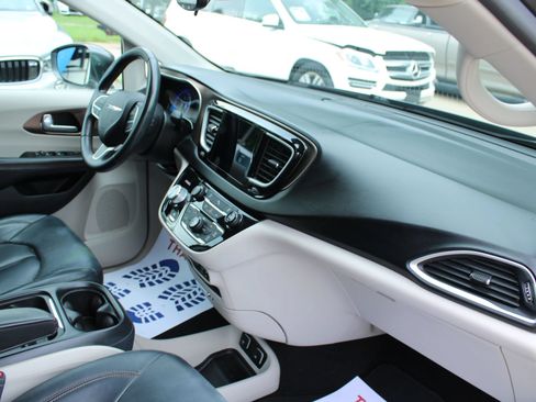 Used 2017 Chrysler Pacifica Touring-L FWD image 22