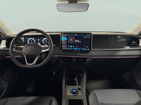 New 2025 Volkswagen Tiguan SE image 11