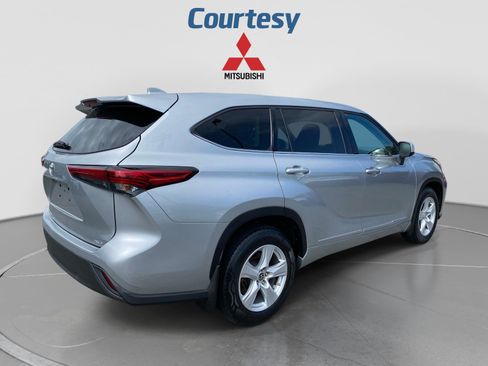 Used 2021 Toyota Highlander L AWD/4WD image 7