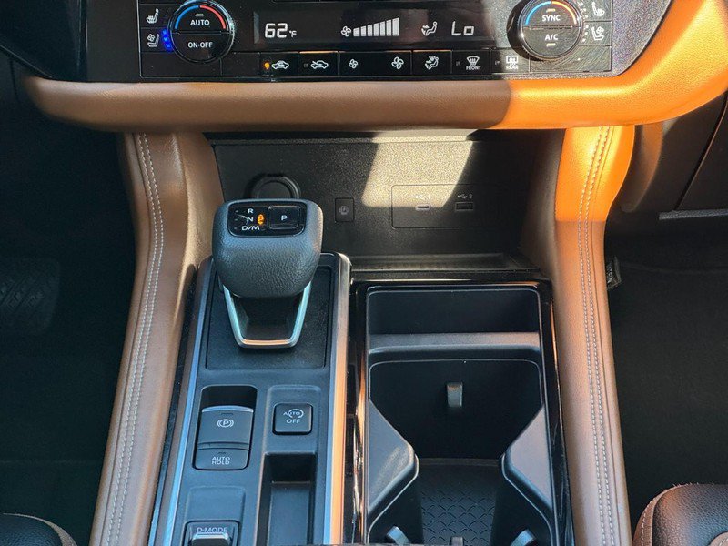 Used 2024 Nissan Pathfinder Platinum w/ Black Appearance Package FWD image 15