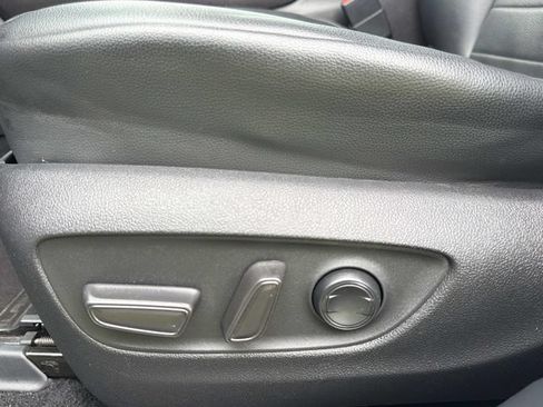 Used 2021 Toyota Highlander XLE AWD/4WD image 19