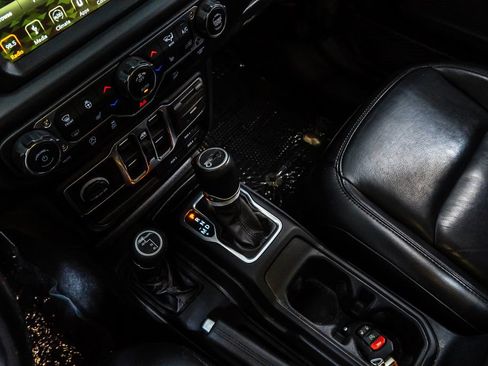 Used 2019 Jeep Wrangler Unlimited Sahara AWD/4WD image 23