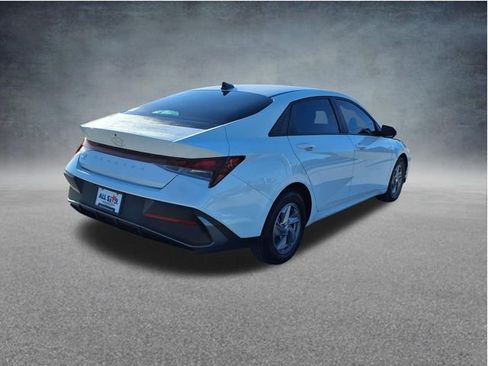 Used 2024 Hyundai Elantra SE FWD image 8