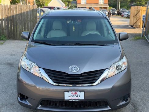 Used 2011 Toyota Sienna LE FWD image 4