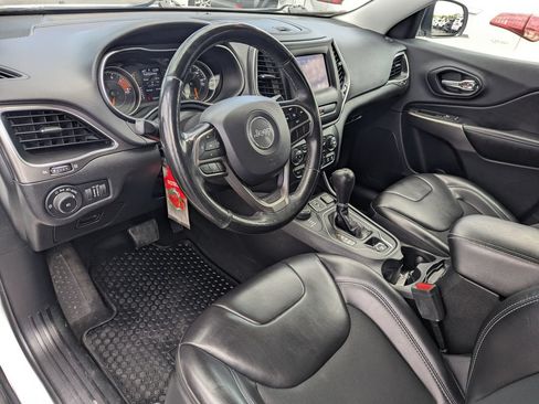 Used 2019 Jeep Cherokee Latitude Plus w/ Cold Weather Group AWD/4WD image 24