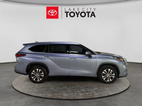 Used 2020 Toyota Highlander XLE FWD image 11