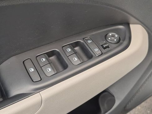 Used 2025 Hyundai Venue SEL FWD image 13
