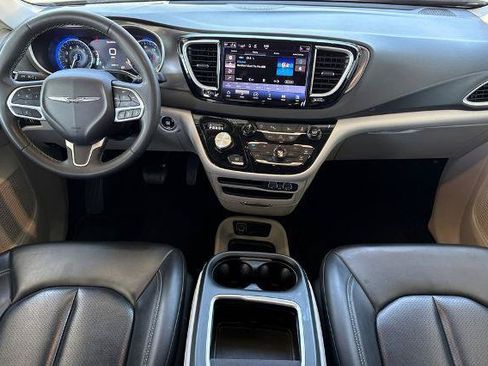 Used 2023 Chrysler Pacifica Touring-L FWD image 20