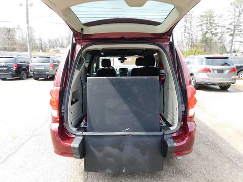 Used 2020 Dodge Grand Caravan SXT image 6