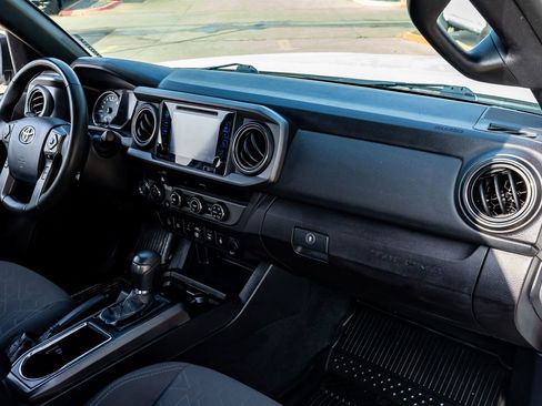 Used 2018 Toyota Tacoma TRD Off-Road w/ Technology Package image 16