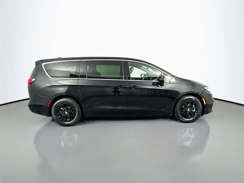 Used 2025 Chrysler Pacifica Select FWD image 17