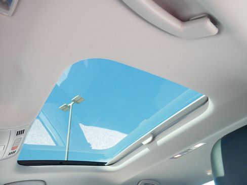 Certified 2025 Volkswagen Jetta SE w/ Sunroof Package image 30