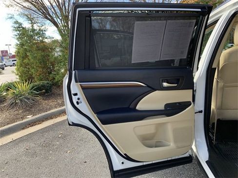 Used 2019 Toyota Highlander Limited Platinum image 15