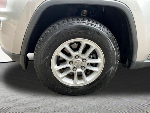 Used 2020 Jeep Grand Cherokee Laredo AWD/4WD image 33