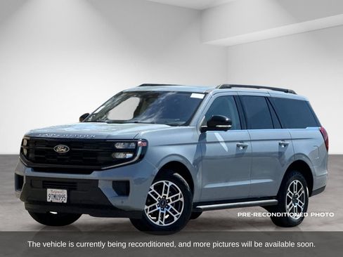 Used 2025 Ford Expedition Active AWD/4WD image 2