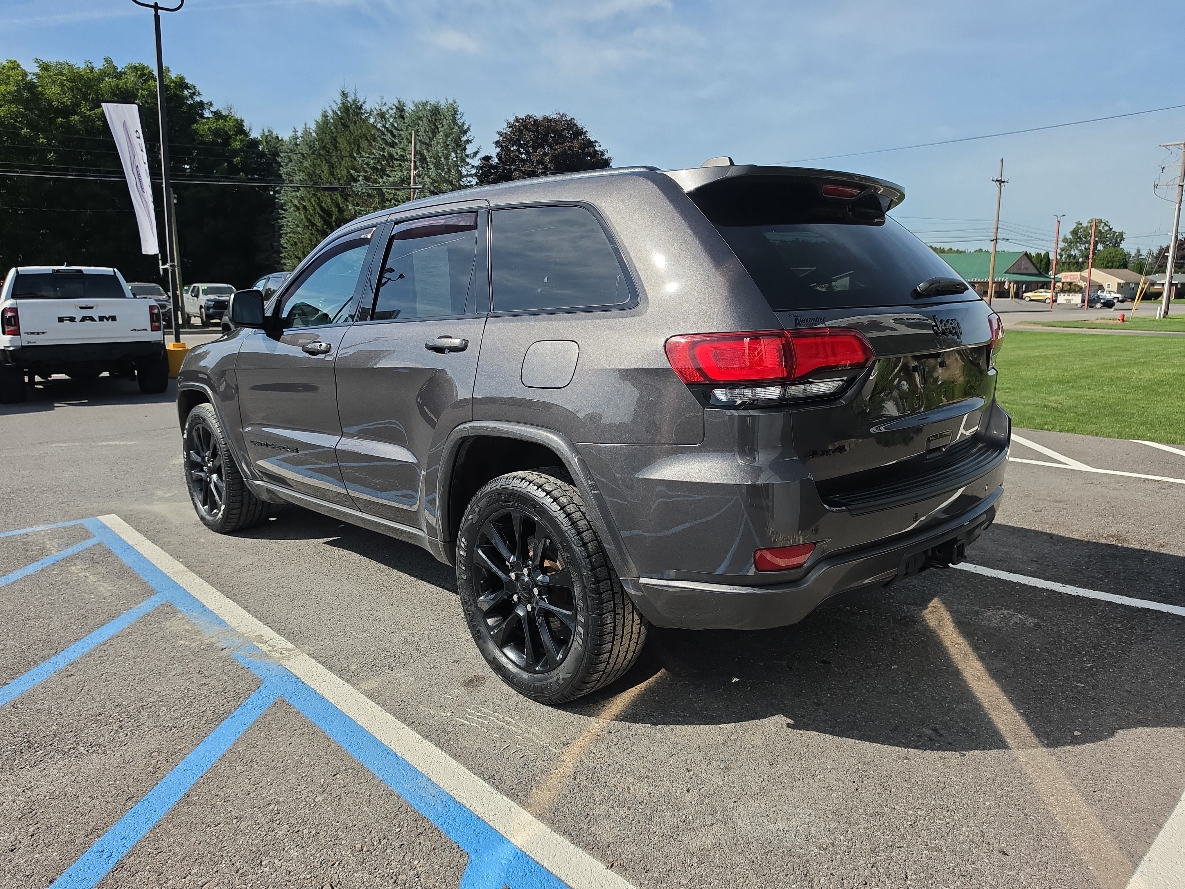 Used 2020 Jeep Grand Cherokee Altitude AWD/4WD image 6