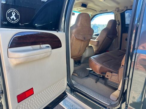 Used 2006 Ford F250 Lariat image 10