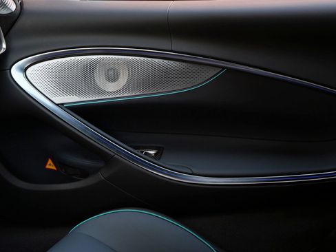 Used 2024 McLaren Artura RWD image 18