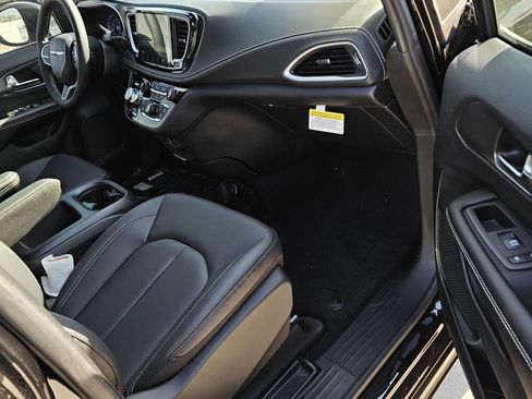New 2026 Chrysler Pacifica Select FWD image 6