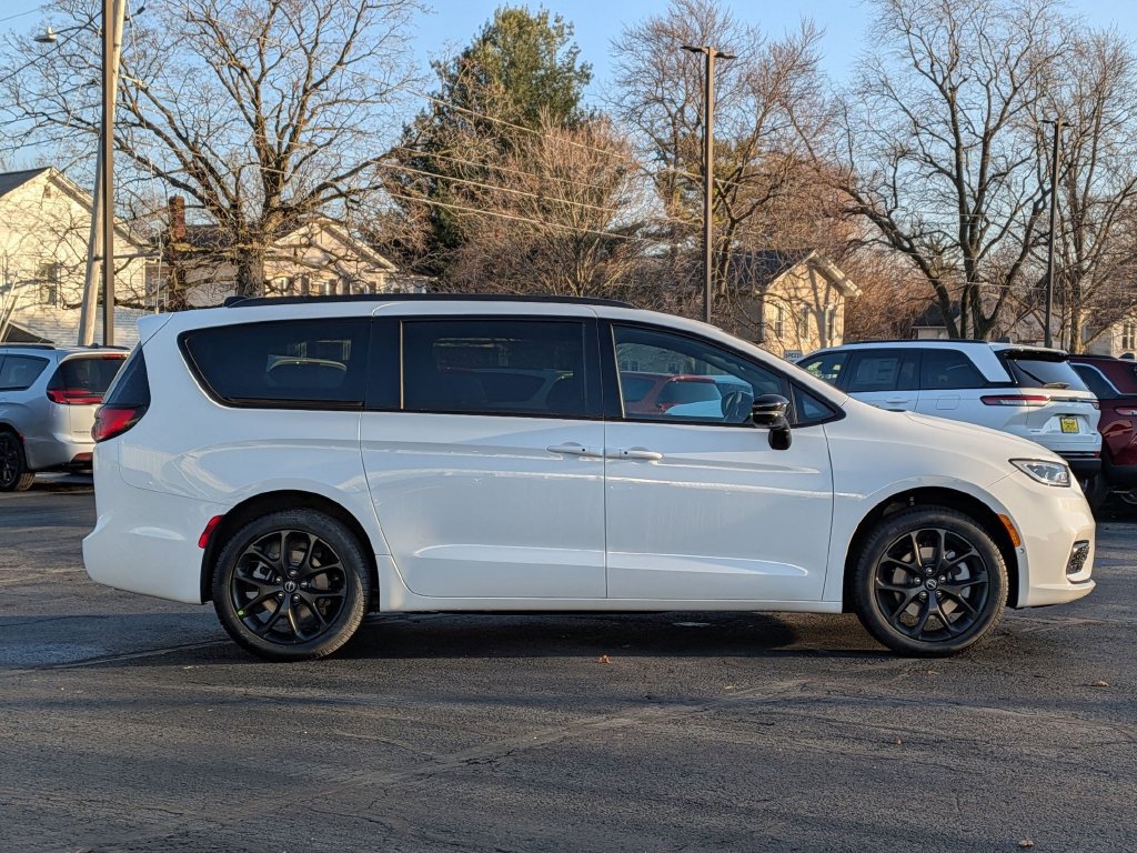 New 2026 Chrysler Pacifica Select w/ S Appearance Package AWD/4WD image 8