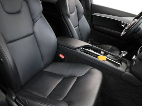 Used 2022 Volvo XC90 T5 Momentum FWD image 27