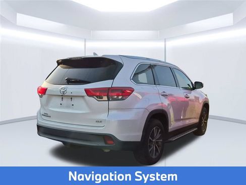 Used 2019 Toyota Highlander XLE FWD image 3