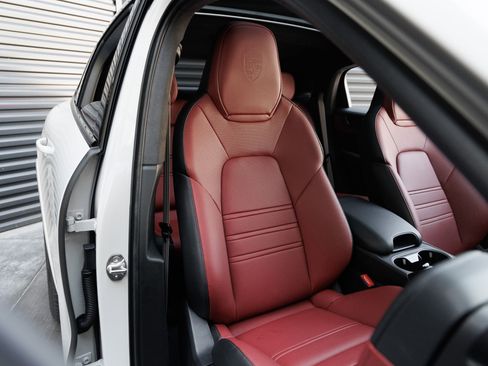 Certified 2026 Porsche Cayenne GTS AWD/4WD image 39
