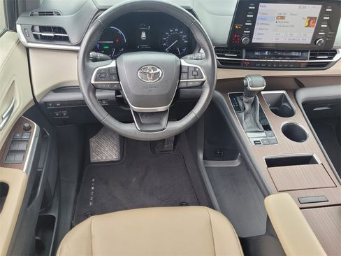 Used 2021 Toyota Sienna XLE image 7