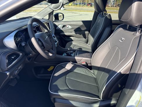 New 2026 Chrysler Pacifica Limited w/ S Appearance Package image 14
