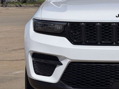 Used 2025 Jeep Grand Cherokee Altitude image 5