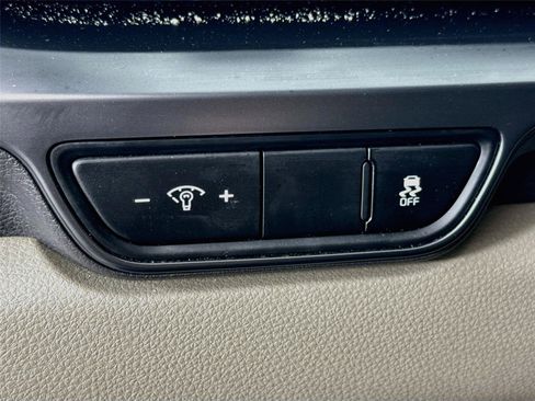 Used 2025 Kia Carnival FWD image 16