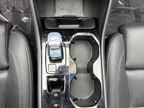 Used 2025 Volvo XC40 B5 Plus AWD/4WD image 22