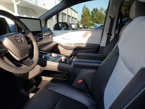 Used 2025 Toyota Sienna XSE FWD image 18
