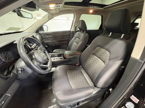 Used 2024 Nissan Pathfinder SV image 16