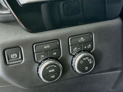 New 2026 GMC Sierra 1500 SLE w/ Preferred Package AWD/4WD image 4